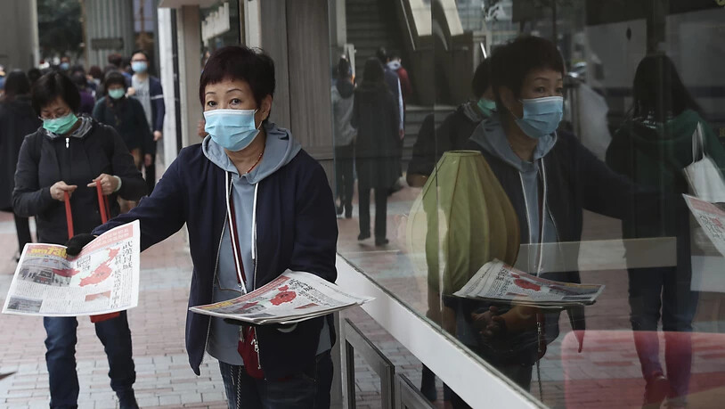 Diese Frau verteilt in Wuhan Informationsblätter zum Coronavirus.