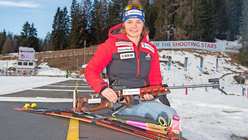 Startklar: Lea Meier posiert in ihrem sportlichen Wohnzimmer in Lantsch/Lenz.Bild: Olivia Aebli-Item
