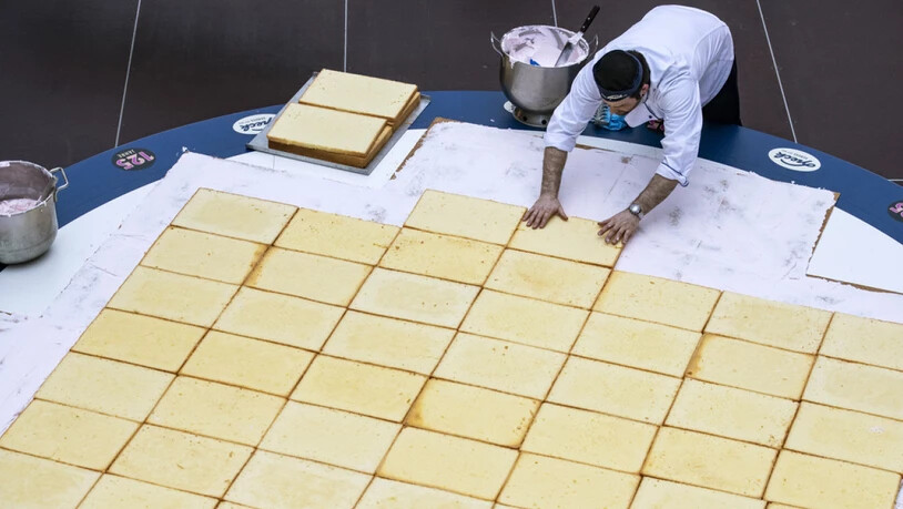 Der Boden der Torte und das Biscuit werden zusammengesetzt beim Weltrekordversuch der grössten Zuger Kirschtorte.