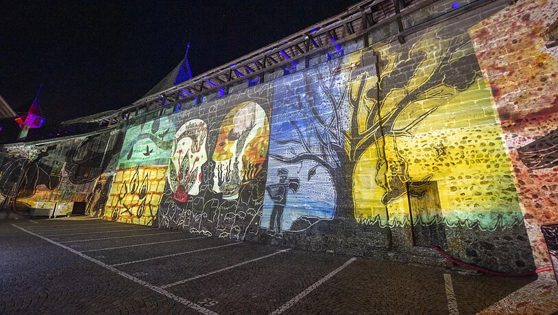 Lichtkunst an der Stadtmauer von Murten.