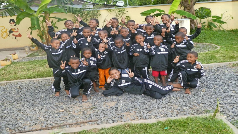 Die Verteilung der Trainingsanzüge im Waisenhaus war ein ganz grosses Ereignis.