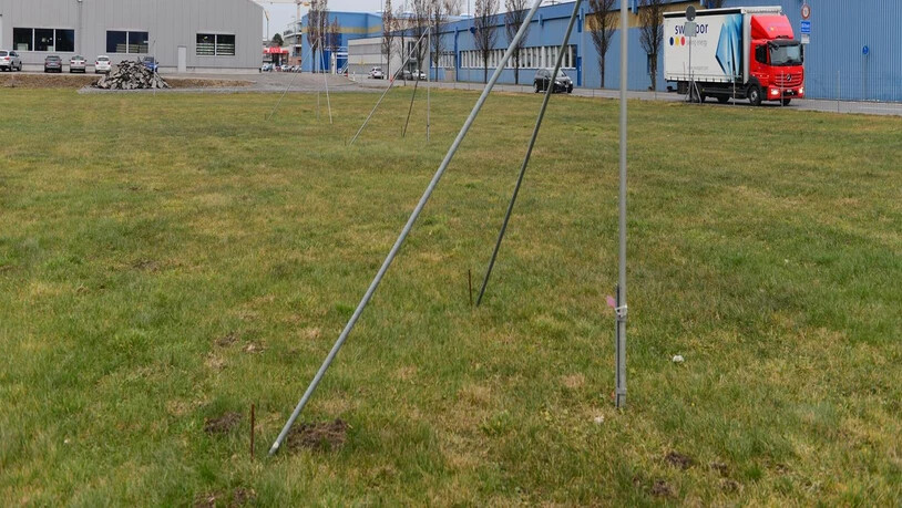 Seit Dezember zeigen Bauvisiere an, wie gross die Nutzfahrzeug-Garage von Altherr in der Au in Bilten werden soll.