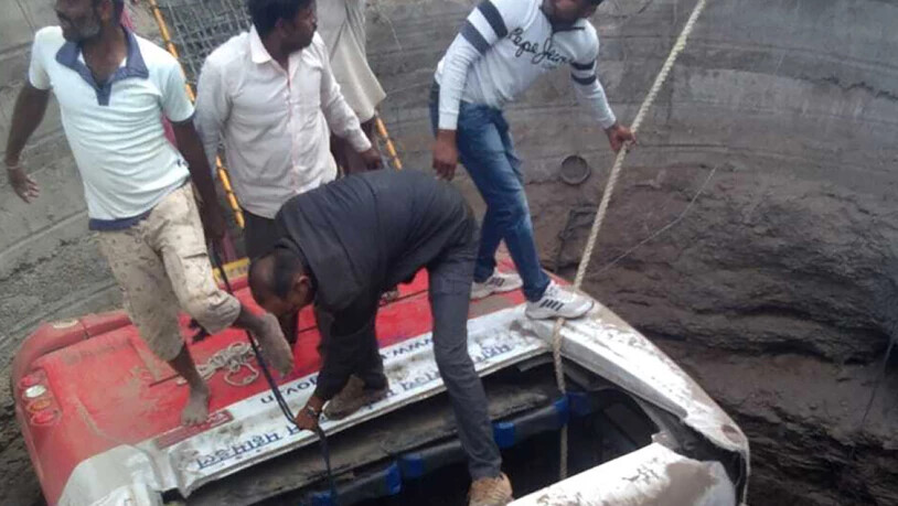 Bei einem Busunfall starben 26 Menschen in Indien. Der Bus stiess im westindischen Bezirk Nashik mit einer Motor-Rikscha zusammen und stürzte daraufhin in einen Schacht.