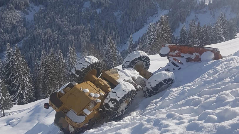 Der Pneulader geriet ins Rutschen und überschlug sich mehrmals den Abhang hinunter.