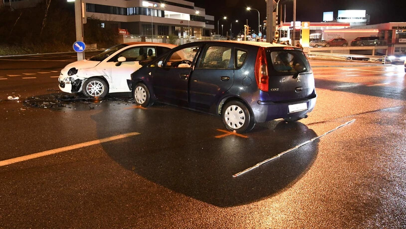 Die beiden Unfallautos wurden total beschädigt.