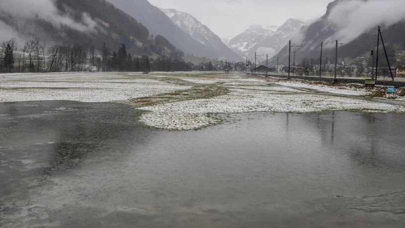 Überschwemmt: Beim Bahnhof Leuggelbach existiert derzeit ein 3000 Quadratmeter grosser See.