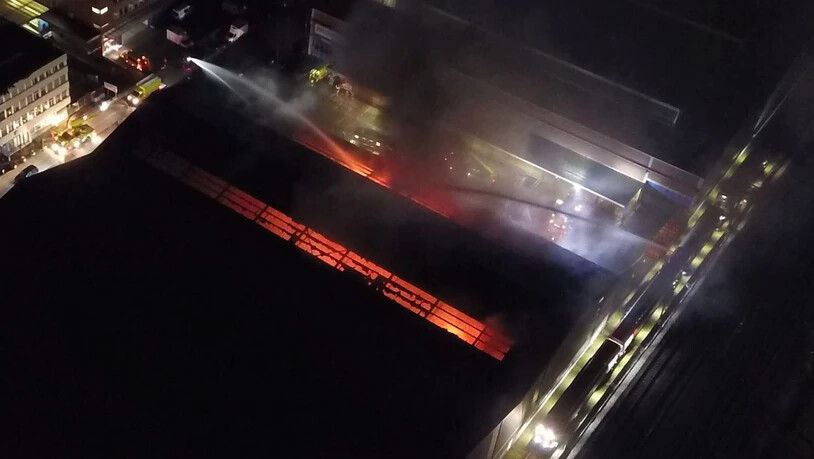 Ein Löschzug der SBB bekämpft den Brand in einer Lagerhalle in Dietikon ZH.