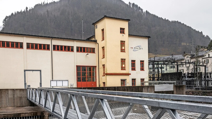 Wenn im Sernf Hochwasser droht, kann diese neue Fussgängerbrücke in Schwanden von Hand angehoben werden.