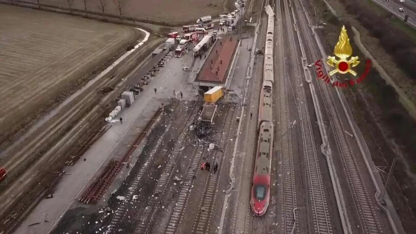 Beim Zugunglück in Norditalien löste sich der Triebwagen vom restlichen Zug, stiess gegen ein Objekt auf einem anderen Gleis und raste in ein Bahn-Gebäude. Die restlichen Wagen fuhren alleine weiter bis der erste Waggon entgleiste, umkippte und…