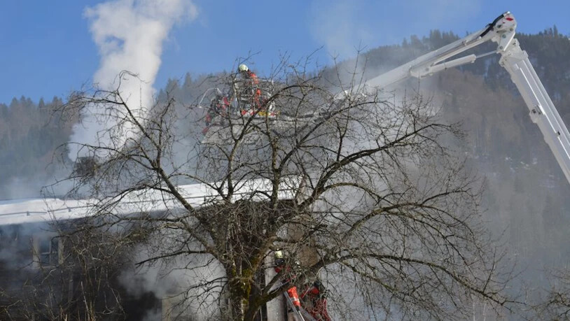 Rauch aus allen Ritzen: Um den Brand zu bekämpfen, stehen rund 40 Personen von Feuerwehr und Polizei im Einsatz.