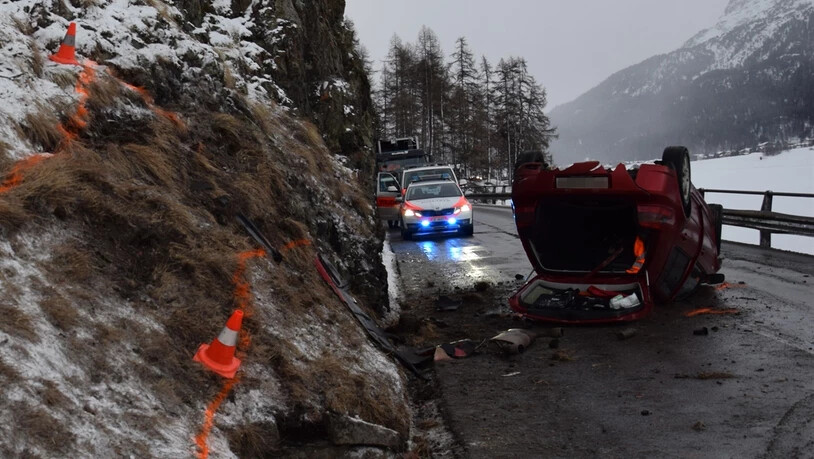 Das Auto ist Schrott, die drei Insassen stiegen aber unverletzt aus.
