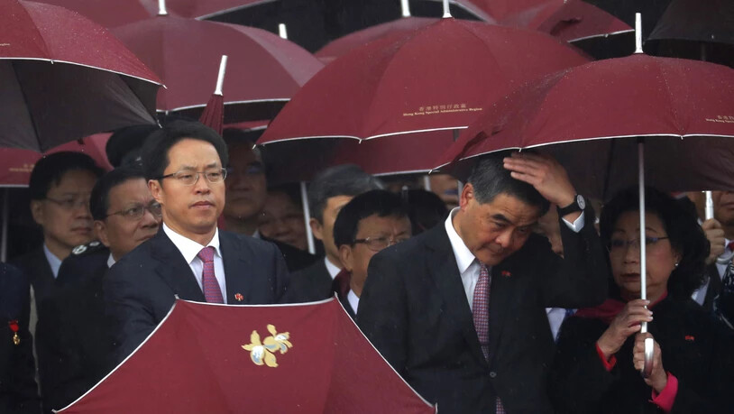 Der Spitzenfunktionär Pekings in Hongkong, Zhang Xiaoming (links) ist seiner Funktion enthoben worden. (Archivbild)