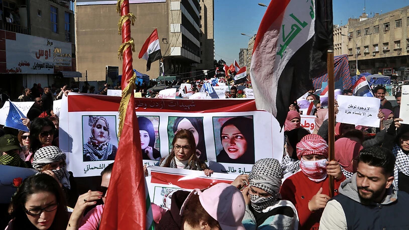 In Bagdad haben hunderte Demonstrantinnen gemeinsam mit Männern protestiert. Der Schiitenführer al-Sadr hatte die Geschlechtertrennung an Demos gefordert. Auf den Plakaten sind Bilder von Frauen, die bei regierungskritischen Protesten getötet wurden.