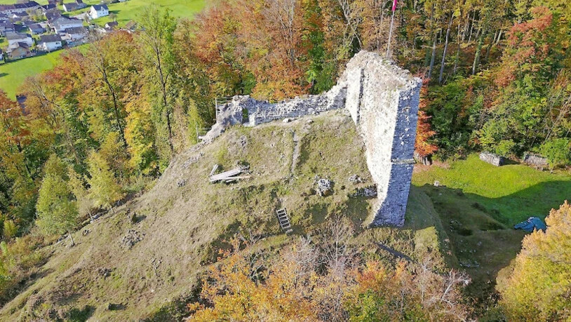 Monument: Eine Drohne fotografiert die Vorburg vor der Grabung.