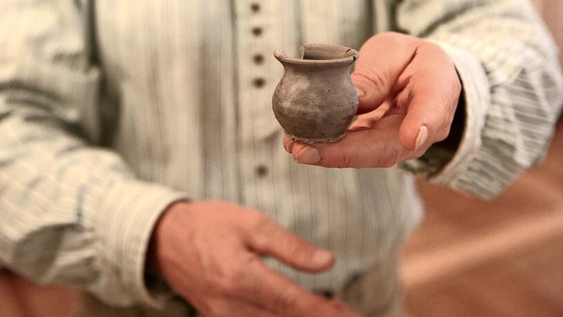 Für Kosmetik oder Medizin: Christian Bader präsentiert ein fast unversehrtes Tontöpfchen aus der Vorburg. 