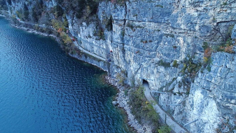 Eindrückliche Bauwerke und klare Symbole: Die Betliserstrasse wurde in den letzten Monaten mit Steinschlag-Netzten gesichert.