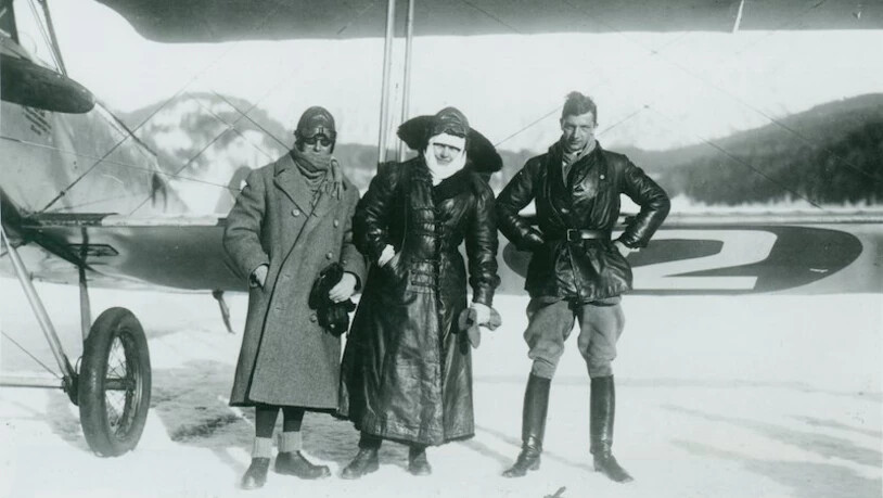 Erstflug: Vor dem Start auf dem St. Moritzer See am 4. März 1920 posiert Pilot Alfred Comte (rechts) mit seinem Passagier Robert Loraine (links) und einer unbekannten Dame.
