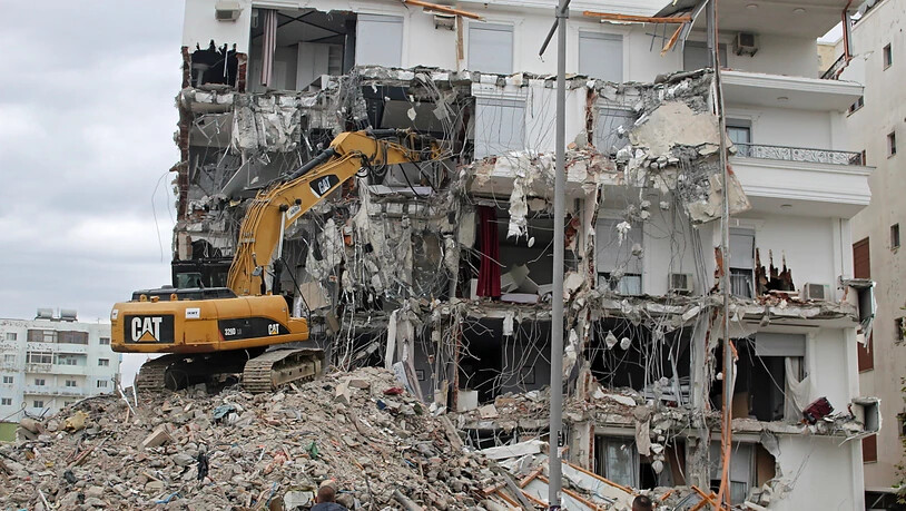 Durch das Erdbeben am 25. November in Albanien waren rund 17'000 Menschen obdachlos geworden. 90 Gebäude wurden komplett zerstört und 80'000 teils schwer beschädigt. 51 Menschen starben. Das Beben der Stärke 6,4 war das verheerendste in dem Land seit…
