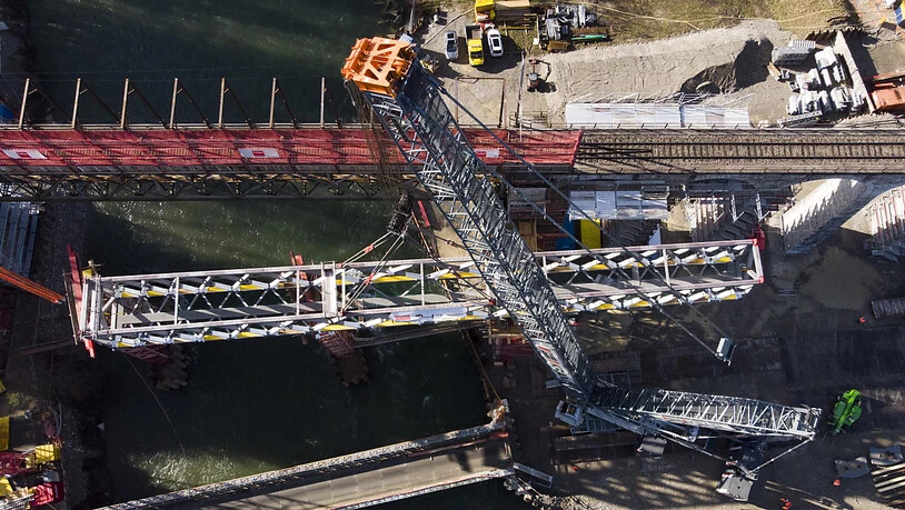 Eine 340 Tonnen schwere Stahlbrücke wird während den Sanierungsarbeiten beim Saaneviadukt auf ein Gerüst gehoben.