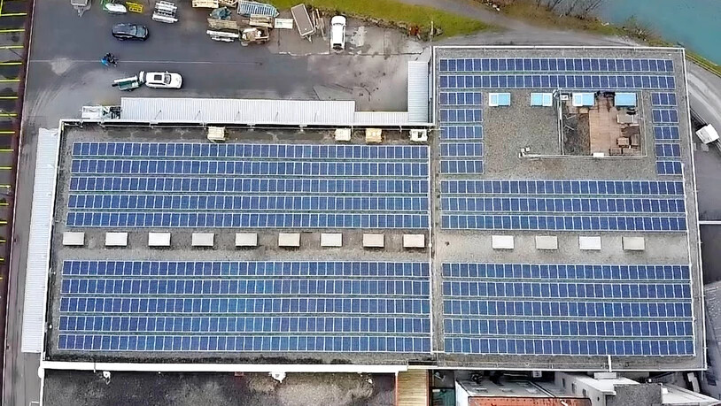Solarkraftwerke wie jenes der Mema Metallbau in Ennenda werden mehr und mehr gebaut.