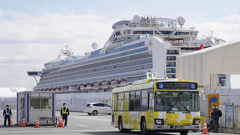 Ein Bus verlässt mit Passagieren der "Diamond Princess" den Hafen von Yokohama südlich von Tokio.