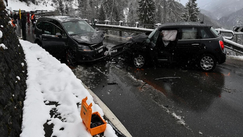 Bei einem Unfall auf der Arosastrasse wurden zwei Personen verletzt. An den Autos entstand Totalschaden.
