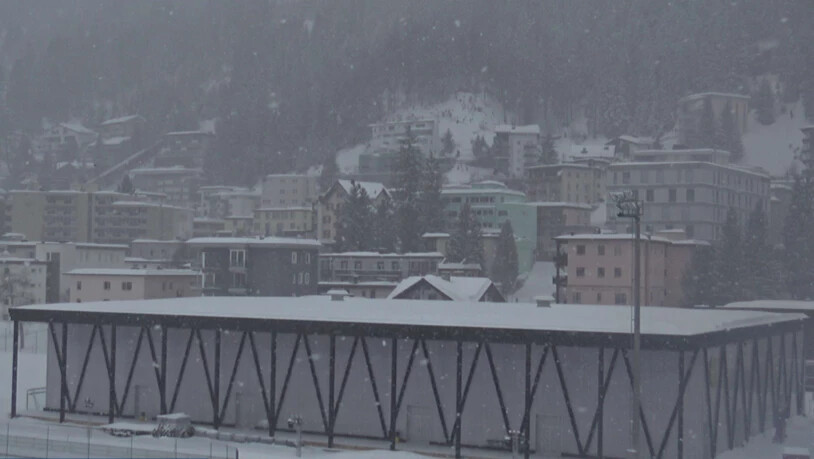 Auch in Davos fielen Schneeflocken. Das Dach des Tourismus- und Sportzentrums war weiss.
