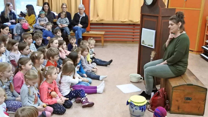 Die Kinder hören Beatrix Künzli gespannt zu, wie sie die Geschichte des Eichhörnchens Ardilla erzählt.