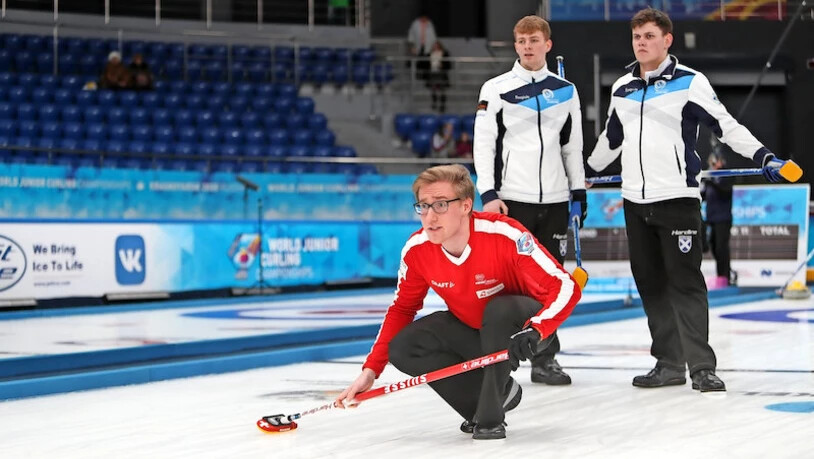 Die Gegner haben das Nachsehen: Skip Marco Hösli führt die Schweiz bei der Junioren-WM in Russland in den Final – den Schotten bleibt nur das Staunen.