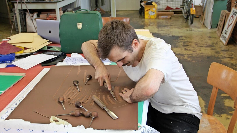 Feinarbeit: Dafi Kühne schneidet das Linoleummodell zu, das als Druckvorlage dient.