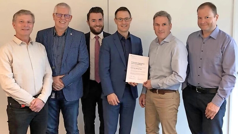 Bazl-Mitarbeiter Urs Frei (zweiter von rechts) überreicht dem operativen Geschäftsleiter von Kopter, Jan Nowacki, das Zertifikat.