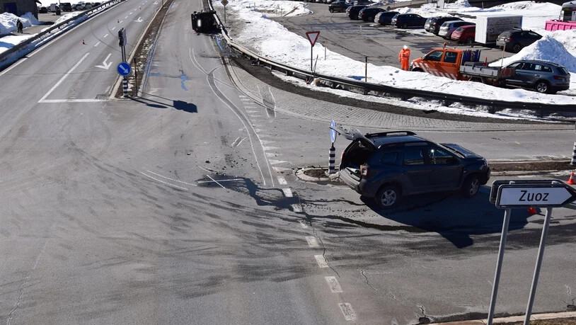 Der Fahrer des Geländewagens rechts wurde bei dem Unfall verletzt.