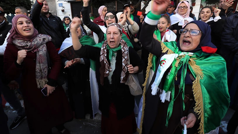 "Das Volk will den Sturz des Regimes": Mehrere Tausend Menschen jeden Alters erinnern in Algier an den Beginn der massenproteste vor einem Jahr und skandieren Sprechchöre wie diesen.