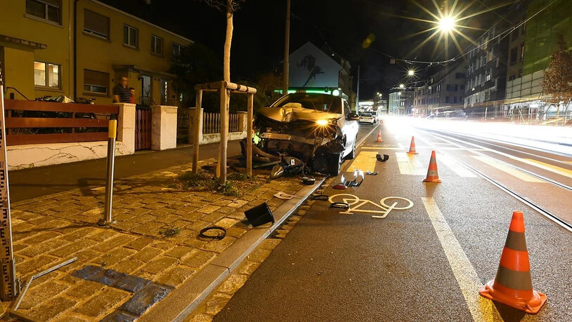 Unter Drogeneinfluss, ohne Fahrausweis und mit einem gestohlenen Auto ist ein 37-Jähriger Mann in Riehen BS in eine Ampel geprallt; die Lichtsignalanlage wurde unter dem Auto begraben.