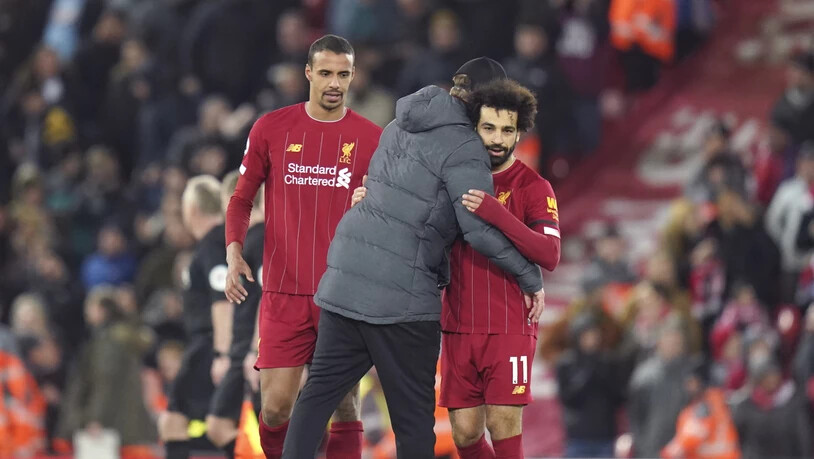 Liverpools Trainer Jürgen Klopp herzt Torschütze Mohamed Salah