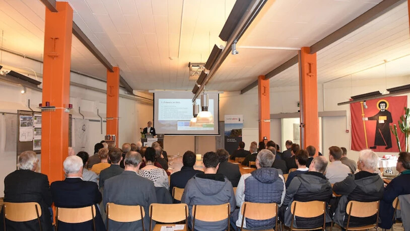 Nico Schottelius referiert vor vollen Reihen über die Chancen der Digitalisierung im Kanton Glarus.