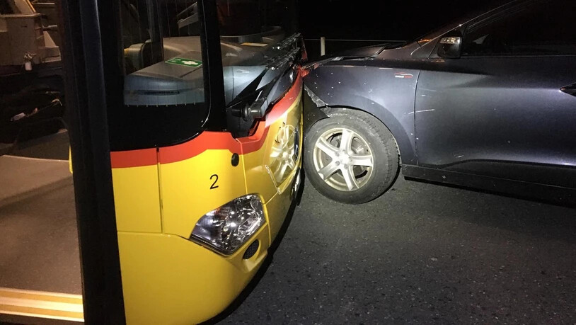 Die Insassen von Bus und Auto blieben bei der Kollision unverletzt.
