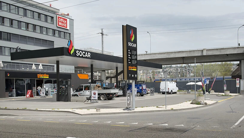 Die Zahl der Tankstellen ist leicht zurückgegangen: eine Socar-Tankstelle in Zürich (Archivbild).