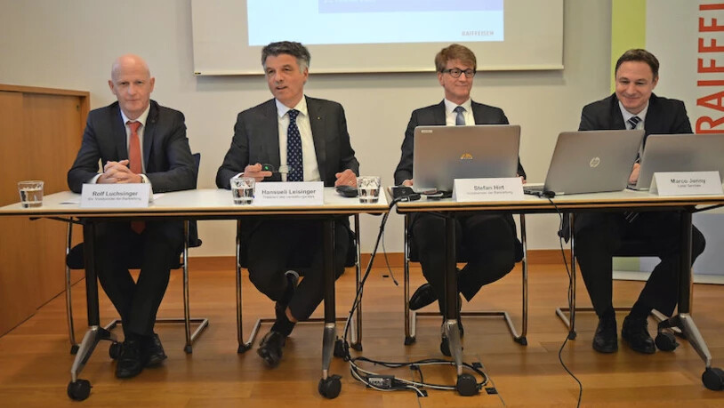 Rolf Luchsinger, (stv. Vorsitzender der Bankleitung), Hansueli Leisinger (Präsident VR), Stefan Hirt und Marco Jenny (v.l.)
