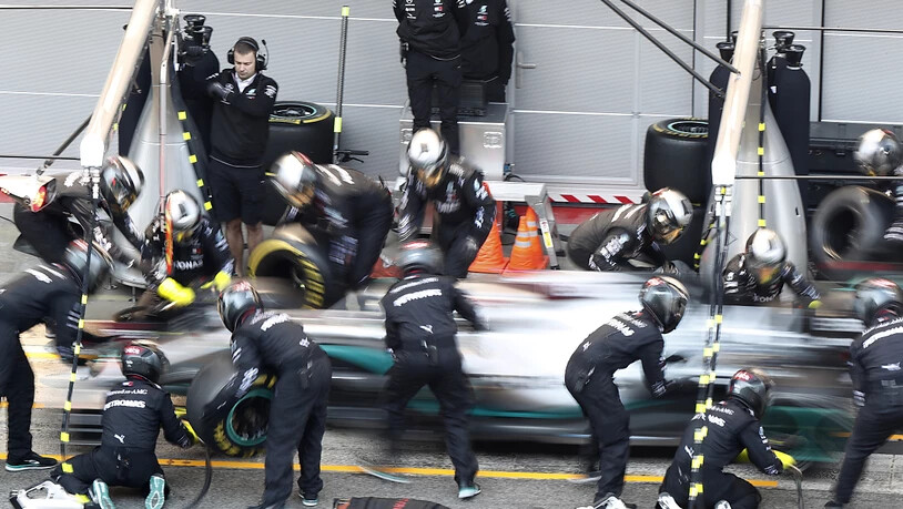 Arbeit für das Mercedes-Team: Der Silberpfeil von Lewis Hamilton hat am zweitletzten Testtag ein Problem mit dem Öl-Druck