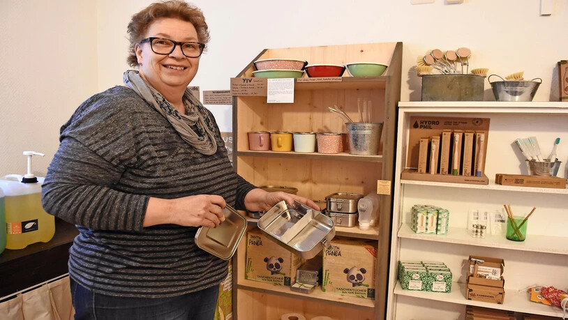 Von der Edelstahlbox bis zur Öko-Zahnbürste: Ursi Vögeli verkauft in ihrem Laden neben Lebensmitteln auch allerlei Haushaltsbedarf.