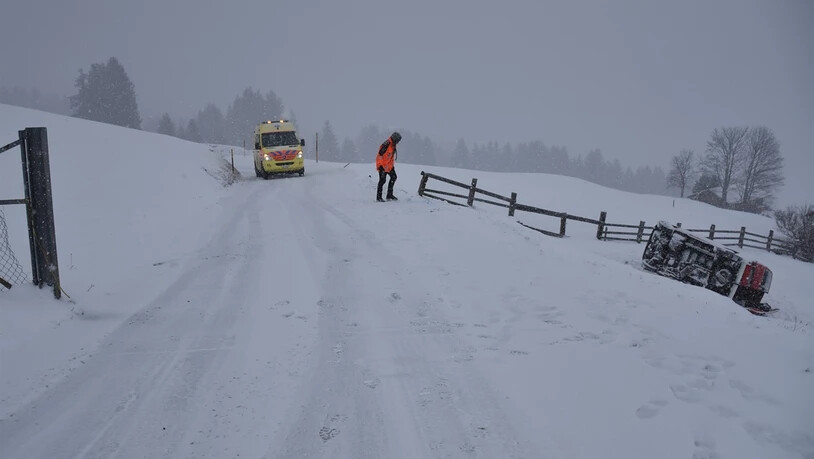 In Oberurmein überschlug sich ein Van 20 Meter einen Hang hinunter.