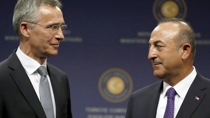Der türkische Aussenminister Mevlut Cavusoglu (rechts) hat nach der Eskalation im Syrien-Konflikt mit Nato-Generalsekretär Jens Stoltenberg (links) telefoniert. (Archivbild)