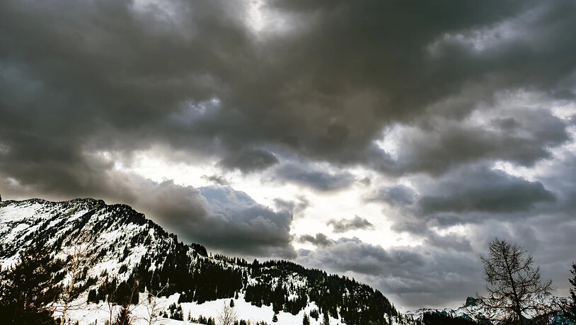 Das Sturmtief Bianca hat auf den Schweizer Berggipfeln zu Windgeschwindigkeiten von über 100 Kilometern pro Stunde geführt.