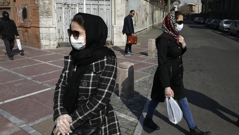 In zahlreichen iranischen Provinzen sind die Freitagsgebete wegen des Coronavirus abgesagt worden. Schulen, Universitäten, Kinos und Konzertsäle sind geschlossen und viele Iraner tragen in der Öffentlichkeit Masken und Handschuhe.