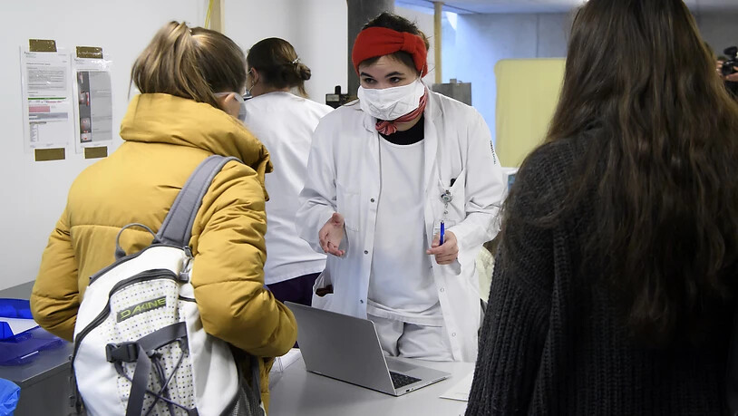 Das medizinische Personal in der Abklärungsstation ist mit Schutzmasken versehen.