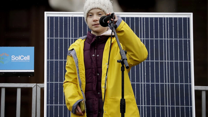 Die schwedische Klimaaktivistin Greta Thunberg hat am Freitag zum Auftakt eines Protestmarsches in Bristol schwere Kritik an den Medien und der Politik geübt.
