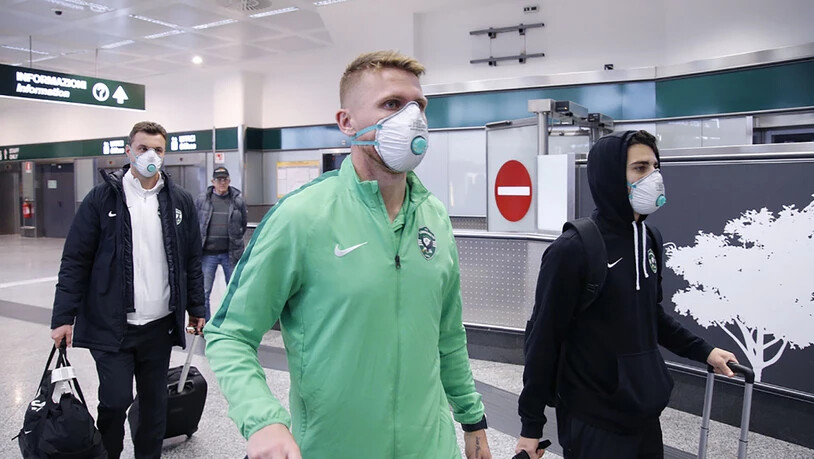 Spieler des Fussball-Klubs Ludogorez Rasgrad auf dem Weg zum Europa-League-Auswärtsspiel in Mailand