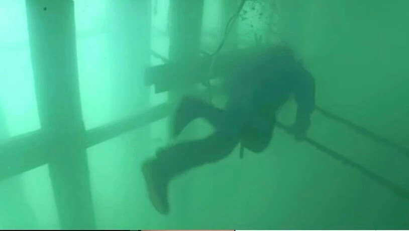 Nur Schemenhaft: Die Sicht ist bei der Arbeit unter Wasser stark eingeschränkt.