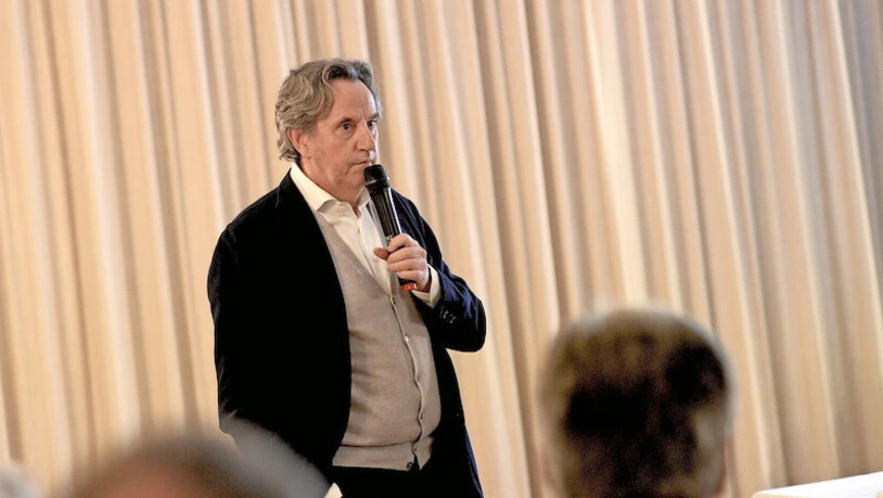 «Journalisten sollten den Lesern auf Augenhöhe begegnen»: Martin Beglinger referiert in Glarus.